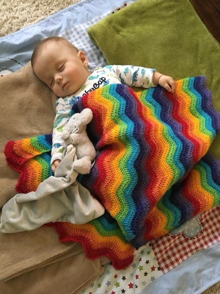 Cozy Chevron Waves: Beginner-Friendly Crochet Blanket Pattern (PDF)